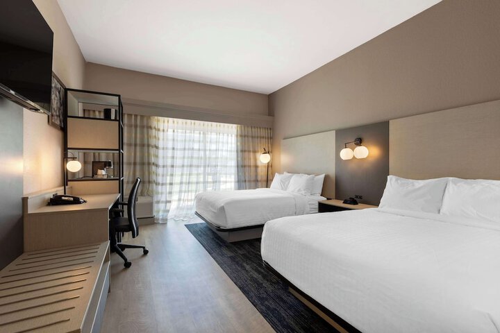 2 Queen Accessible Bathtub Microwave and Refrigerator WiFi Full Breakfast (13 of 13)