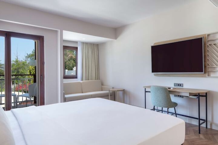 Room 27 of 167