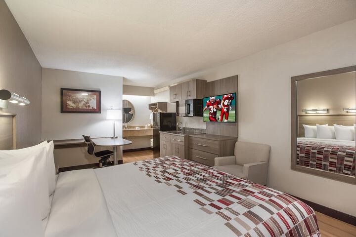 Deluxe King Bed Accessible (8 of 23)