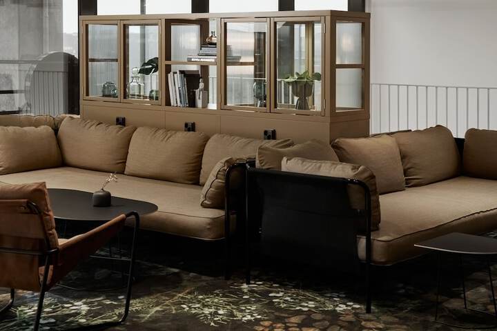 Lounge 28 of 36
