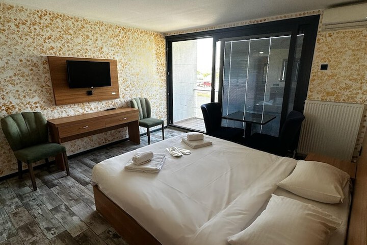 Room 12 of 38
