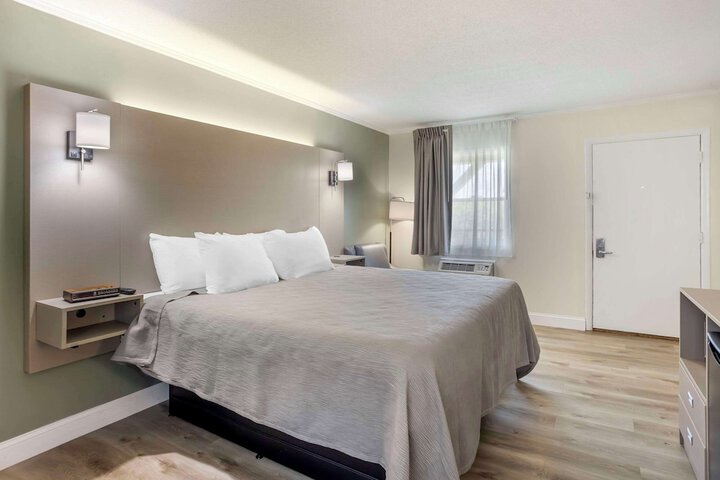 1 King Bed (5 of 13)