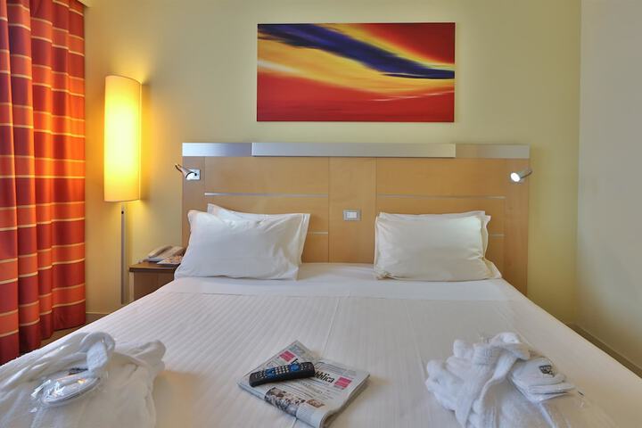 Room 5 of 33