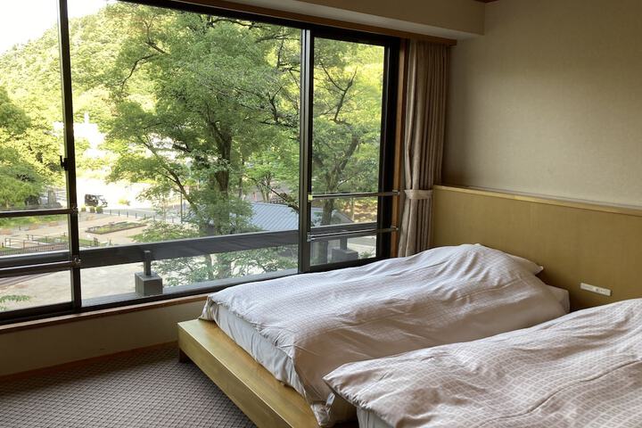 Room 27 of 107