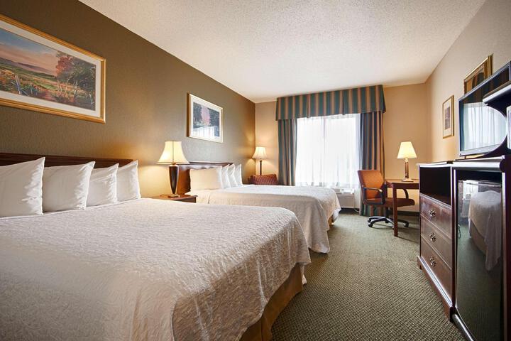2 Queen Accessible Roll in Shower Microwave, Refrigerator WiFi Full Breakfast (2 of 13)