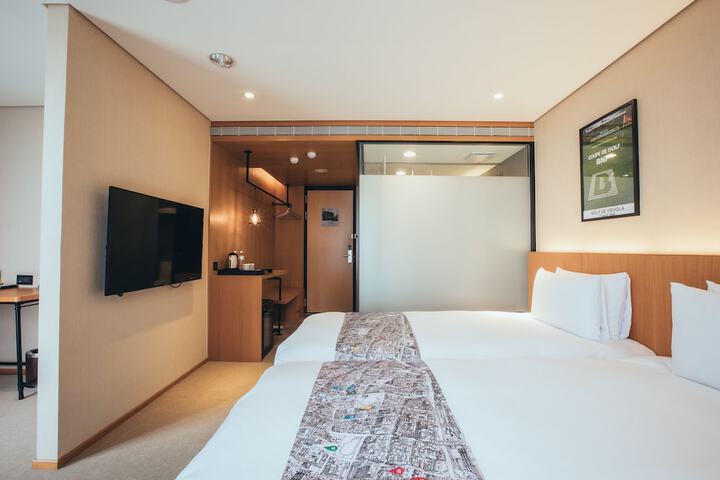 Room 43 of 210