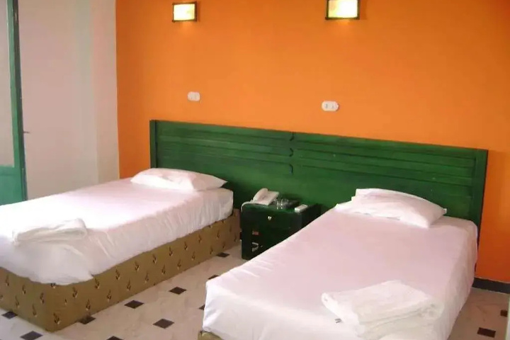 Room 4 of 7