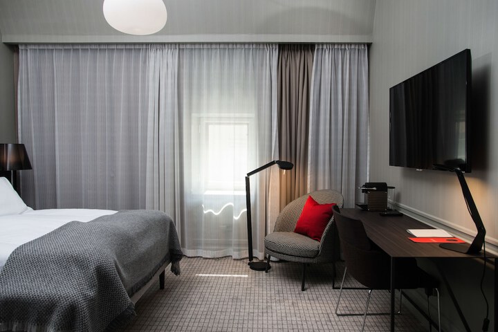 Room 9 of 82
