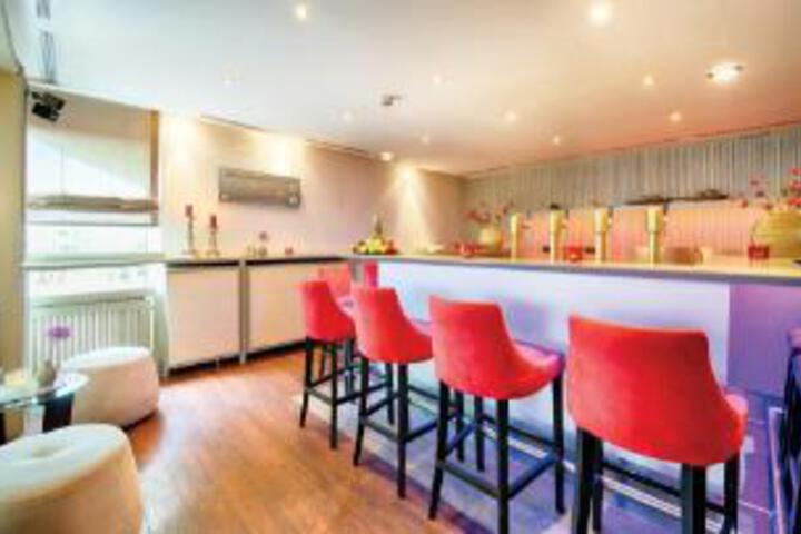 Lounge 11 of 23