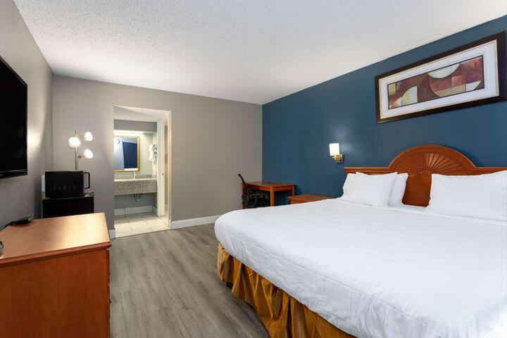 1 Queen Bed Deluxe Room (1 of 16)