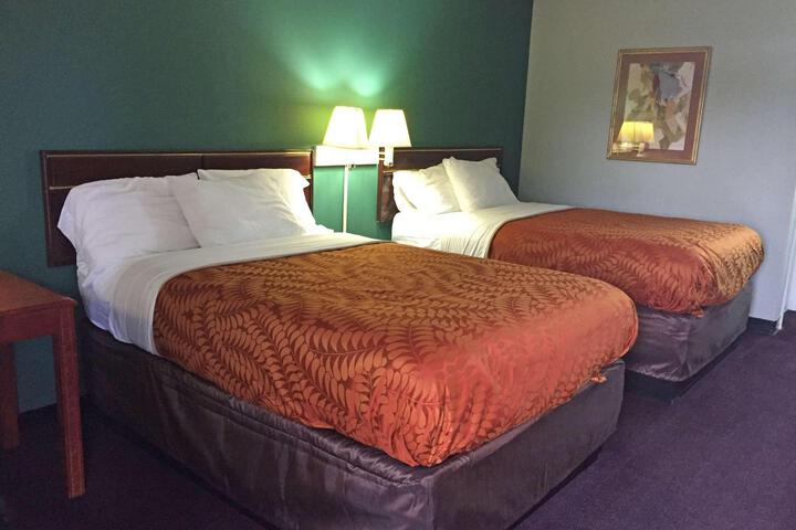 1 Queen Bed (2 of 2)
