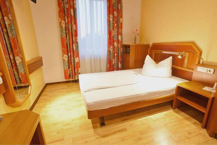 Room 6 of 26