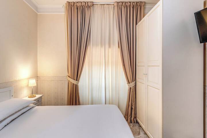Room 32 of 76