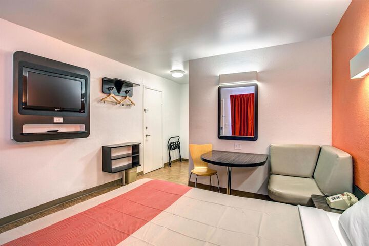1 Queen Bed (7 of 10)