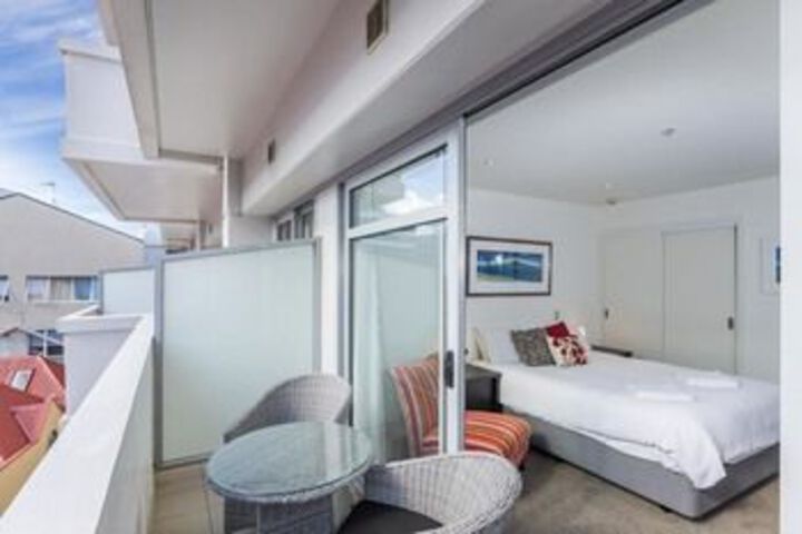 Room 6 of 12