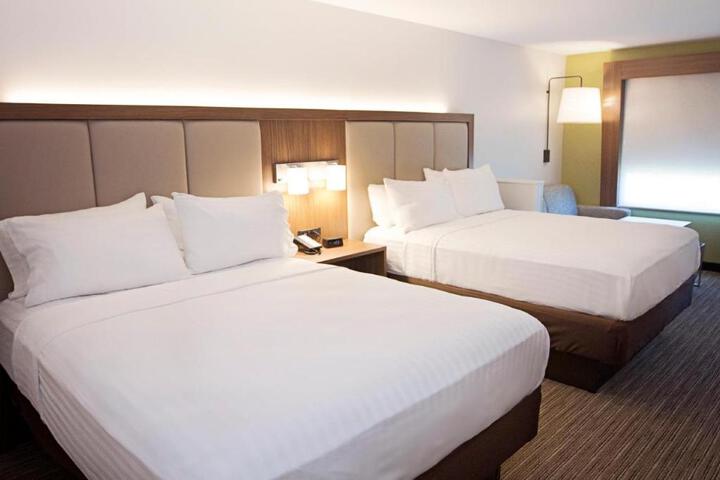2 Queen Beds (9 of 10)