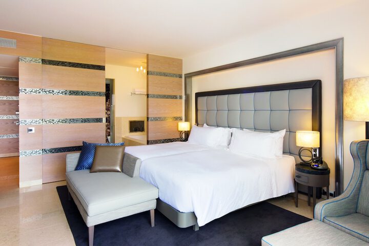 Room 13 of 200