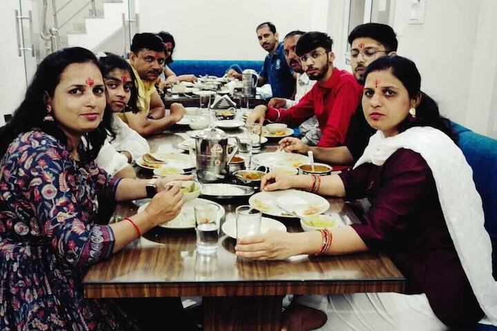 Dining 35 of 46
