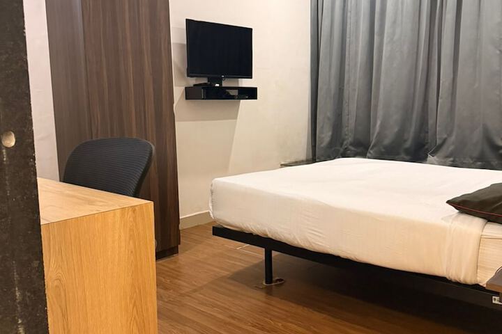 Room 9 of 14