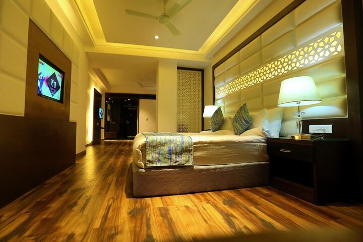 Room 32 of 74