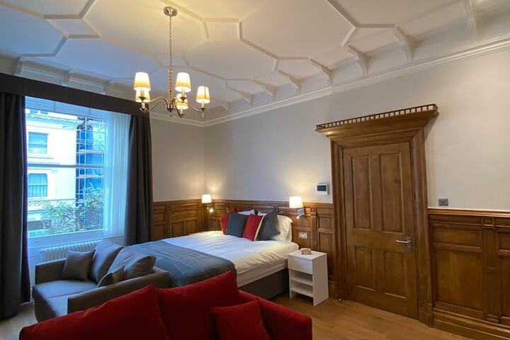 Room 3 of 95