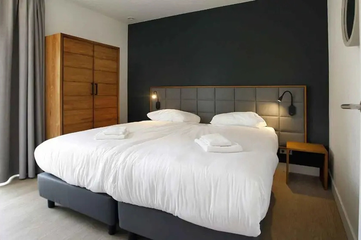 Room 5 of 16