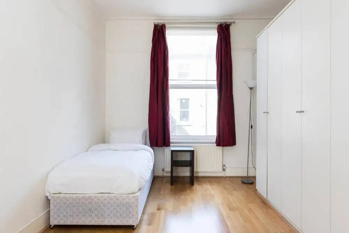 Room 5 of 13