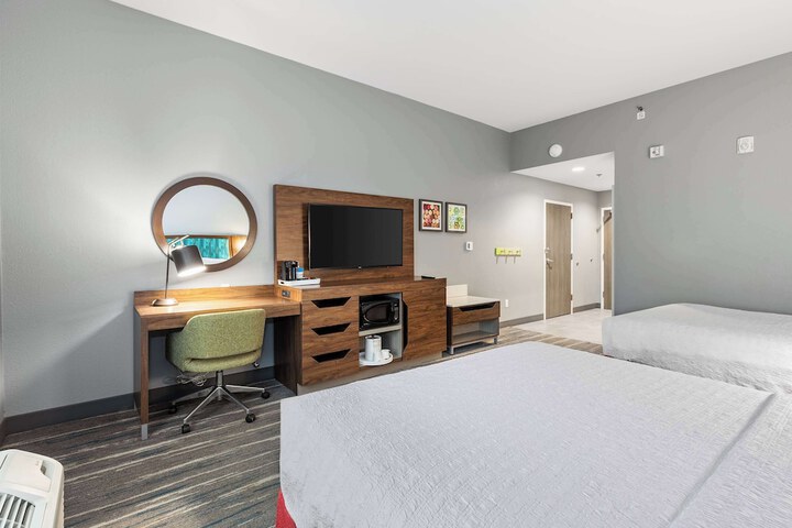 2 Queen Beds Hearing Accessible (17 of 20)