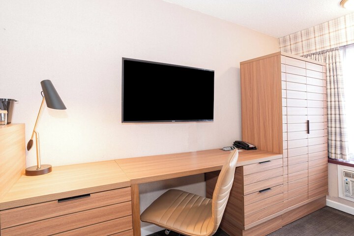 Room 6 of 36