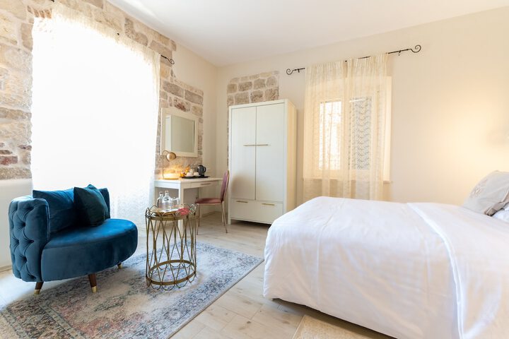 Room 37 of 182