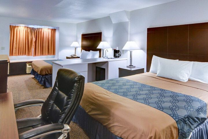 1 Queen Bed (7 of 13)