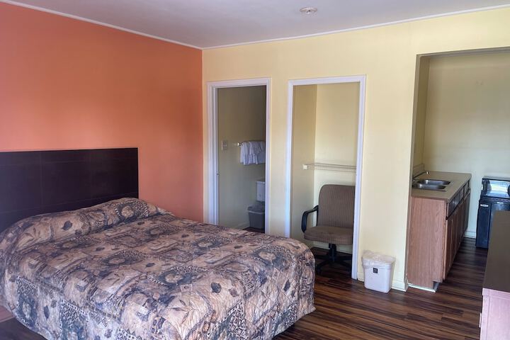 Room 6 of 13