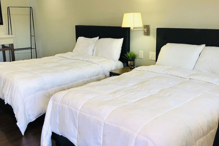 1 Queen Bed (3 of 49)