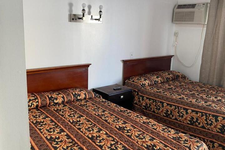 2 Double Beds (6 of 15)
