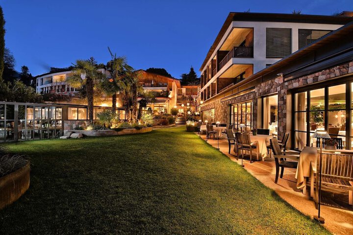 Hotel Exterior 118 of 136