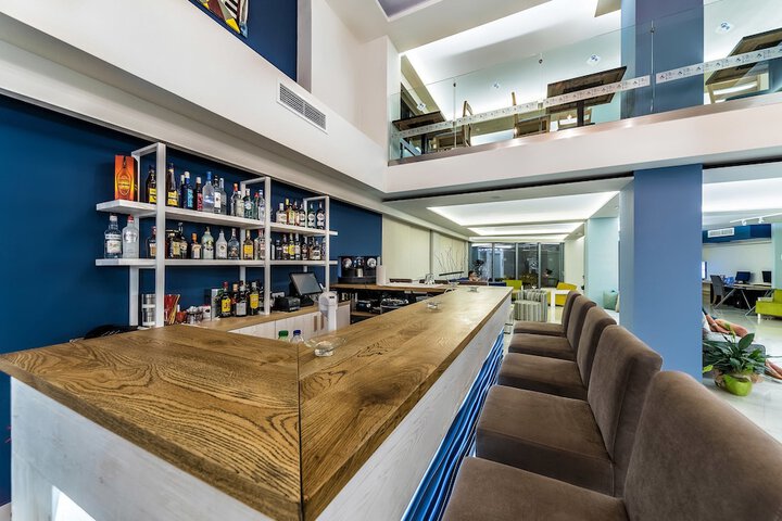 Lounge 83 of 93