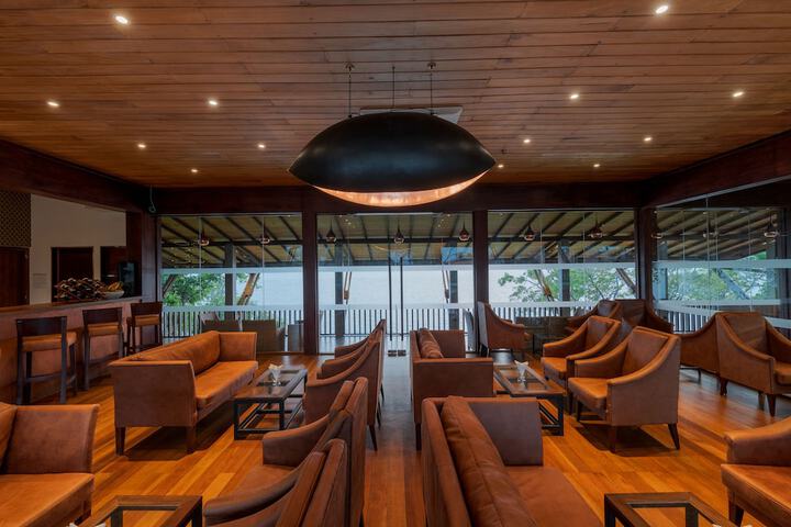 Lounge 104 of 159