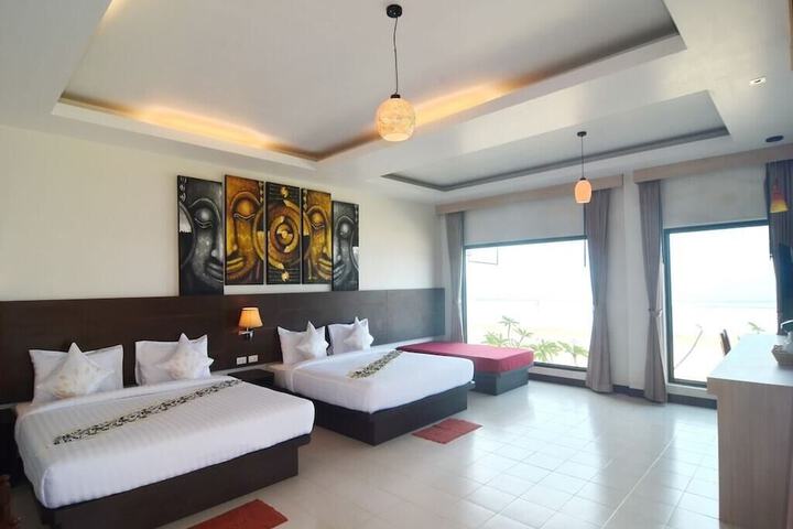 Room 32 of 142