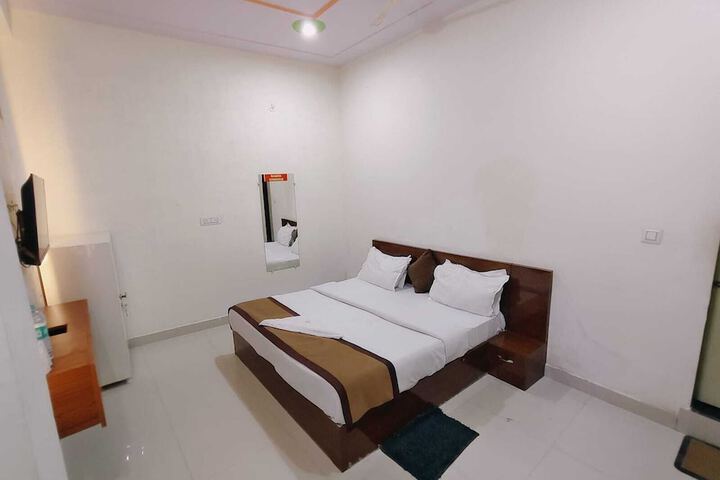 Room 6 of 28