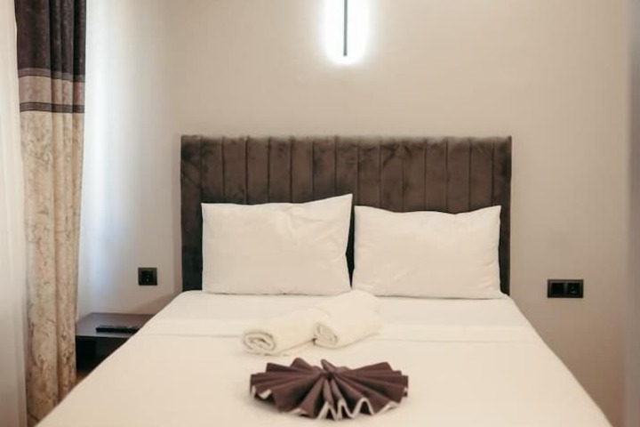 Room 4 of 8