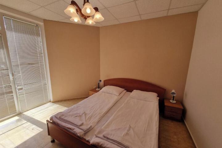Room 8 of 102