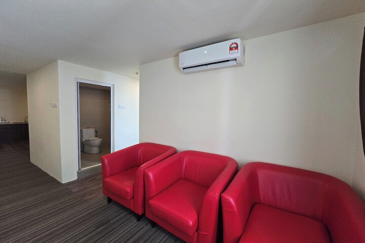 Lounge 40 of 51