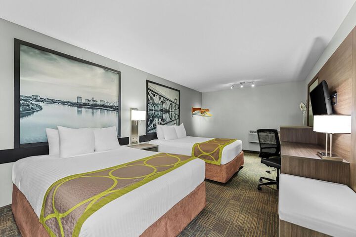 Room 4 of 40