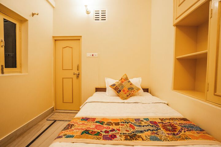 Room 13 of 31