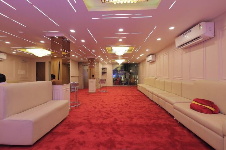 Ballroom/Hall 19 of 22