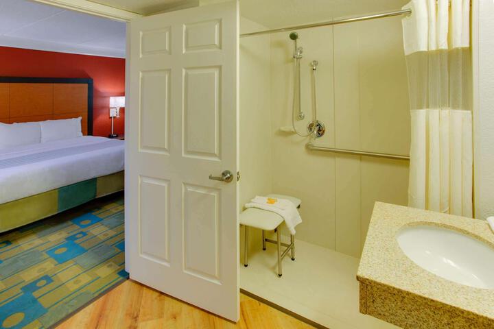 1 King Bed Deluxe Room (5 of 14)