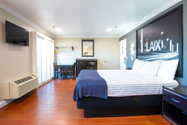 1 King Bed Accessible (14 of 24)