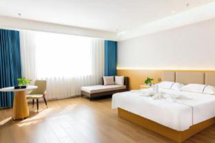 Room 6 of 8