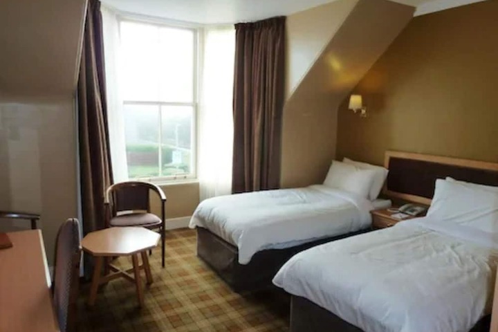 Room 3 of 40