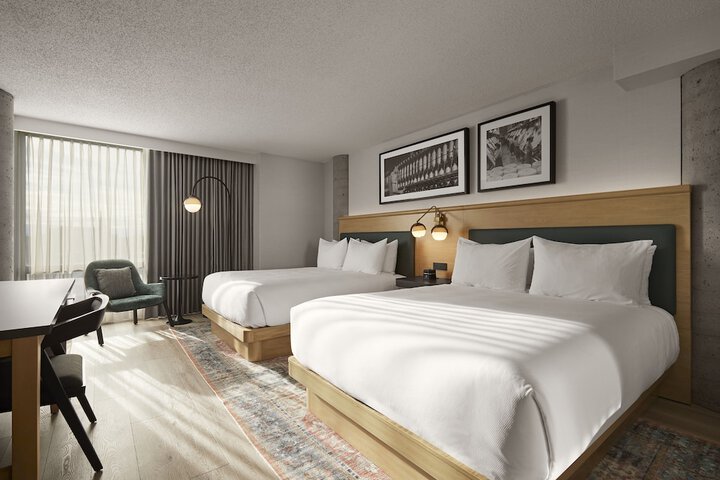 1 Queen Bed (3 of 9)